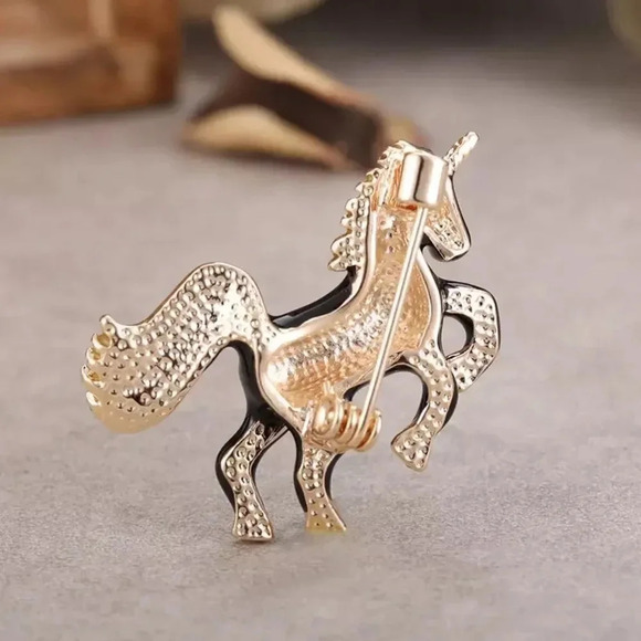 VQ Unicorn Brooch - Picture 2 of 4